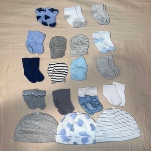 Bundle of 11 socks, 4 mittens and 3 beanies😊